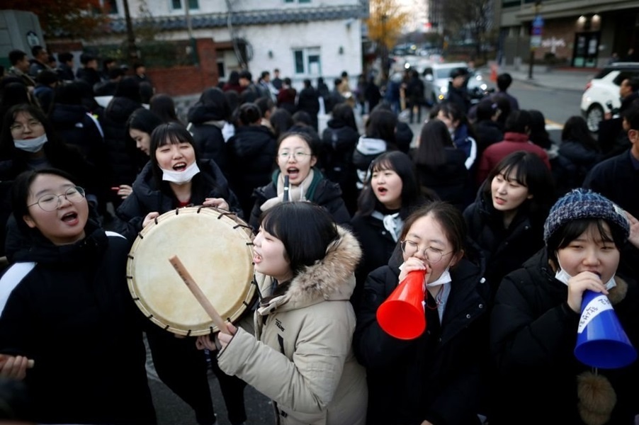 Младшие школьники поддерживают старших перед сдачей экзамена