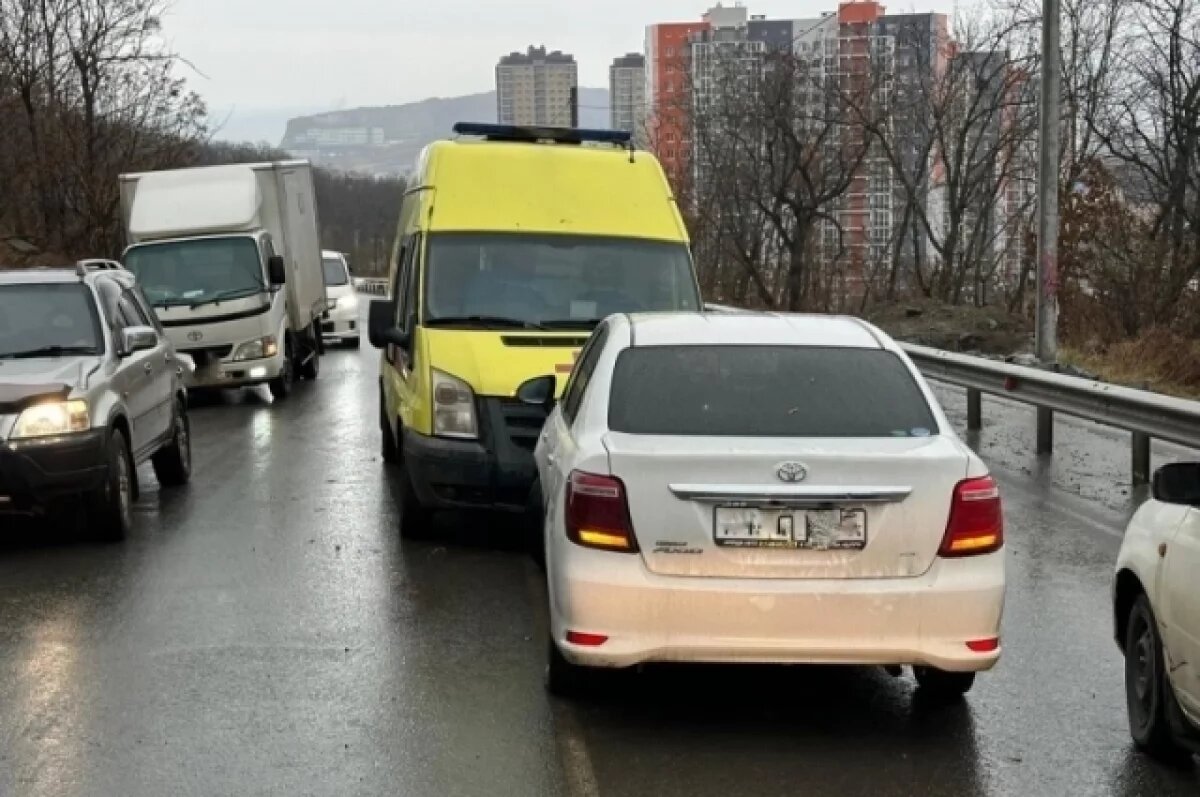    Нарушительница ПДД во Владивостоке врезалась в машину скорой помощи