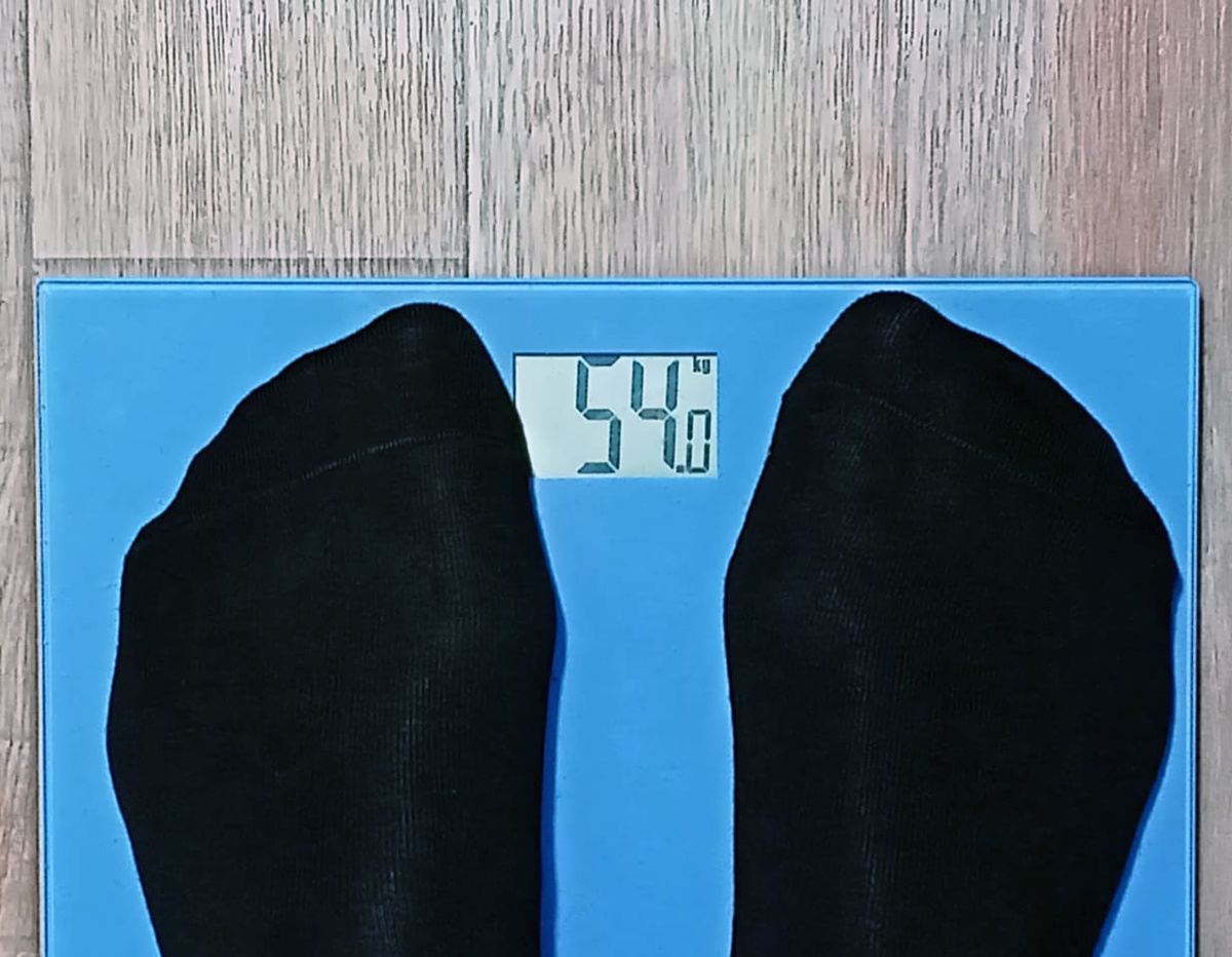 В честь этого события я даже ноги свои сфоткала. А то ж никто не знает, какого цвета у меня весы, которые тут все уже 8 месяцев наблюдают. Голубые.