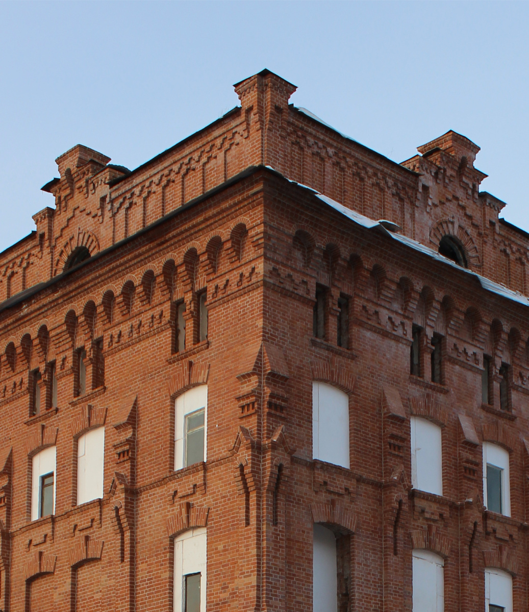 Фрагмент юго-восточного угла здания бывшего корпуса Красноярского Казенного винного склада, фото январь 2023 г. 