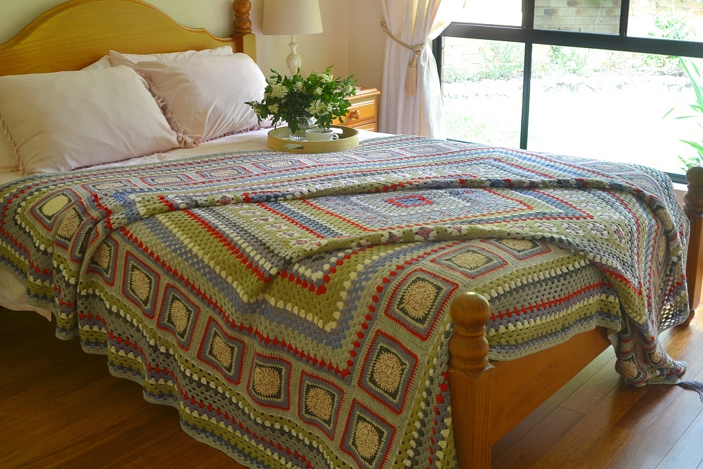 Вязаный плед на кровати, фото (как и все следующие) из домашнего архива