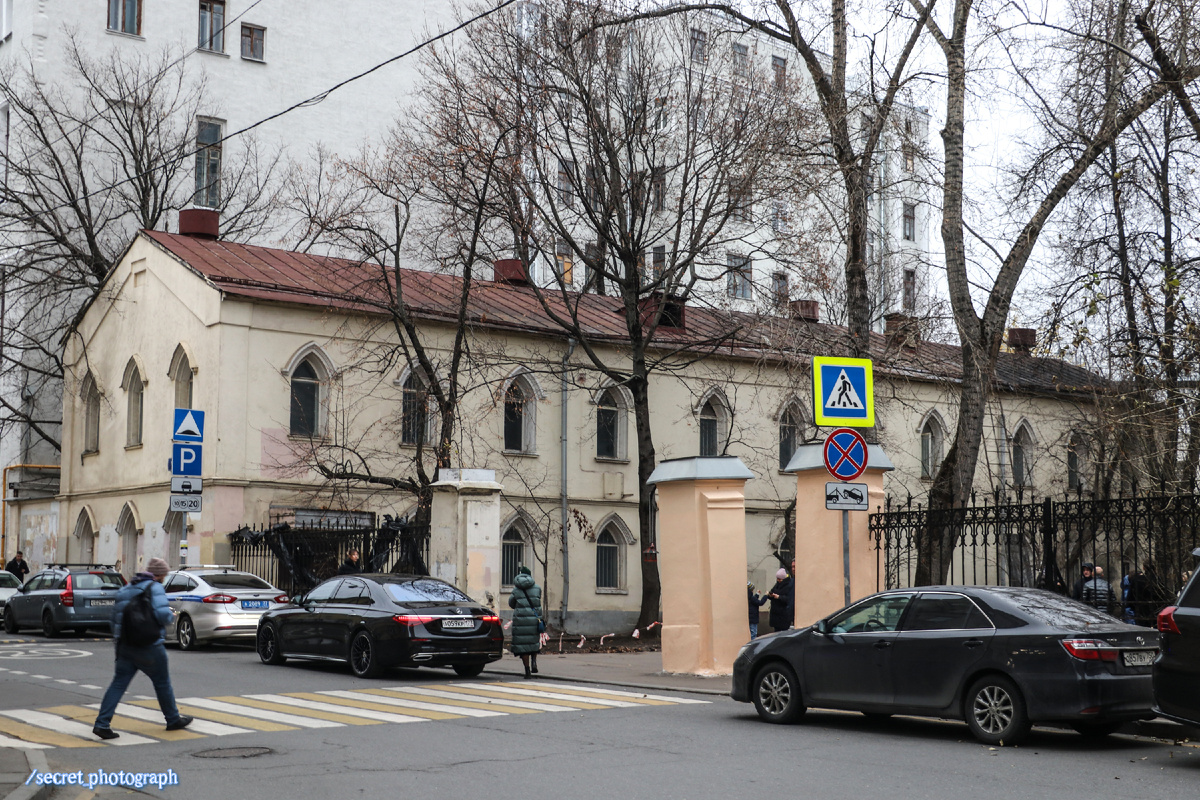 Милютинский переулок. Об этом доме, что на фото, я также обязательно расскажу, но в другой раз