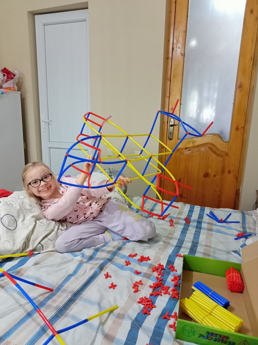 Дети в это время развлекались.