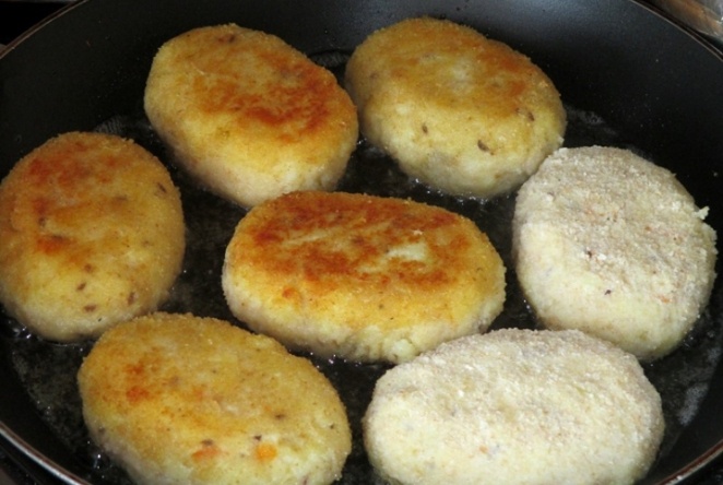 Дома сказали, что лучше, чем с мясом: постные картофельные зразы с квашеной капустой: 1 кг картошки, стакан капусты - и ужин на всю семью