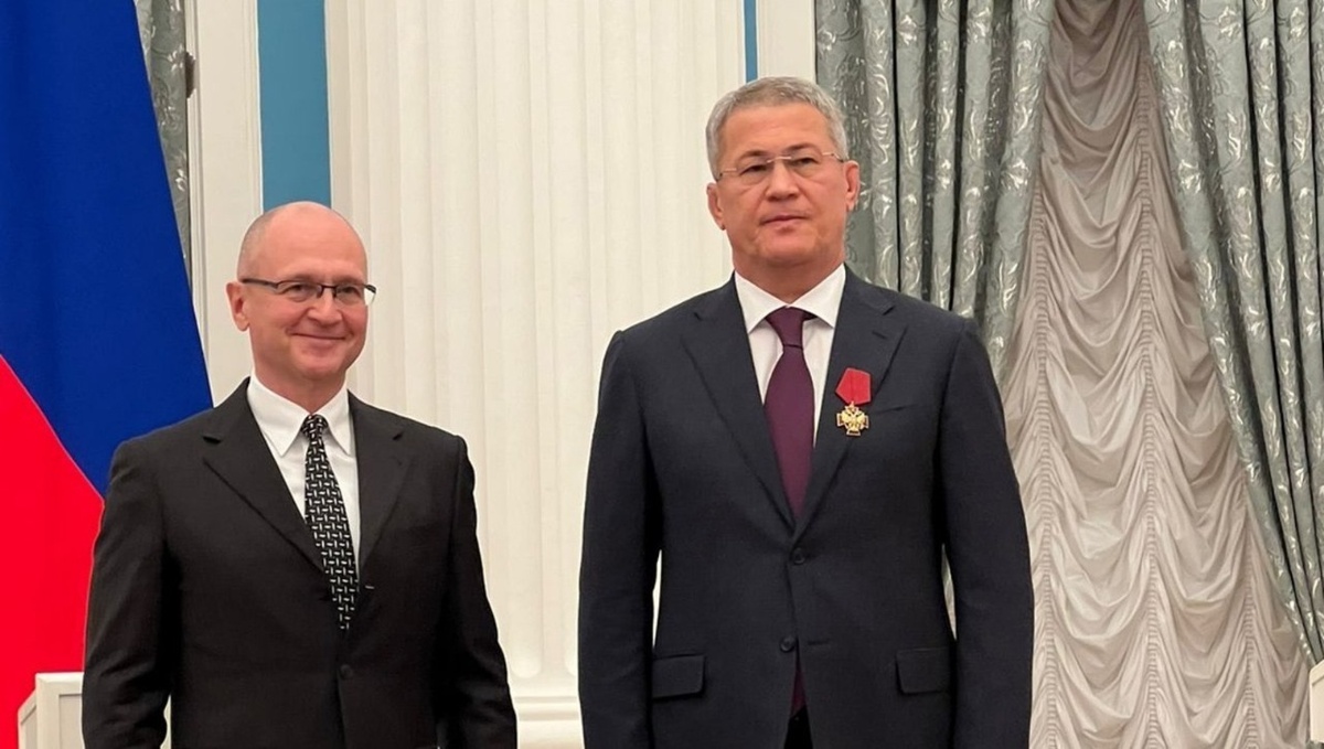 Награду главе вручил Сергей Кириенко. 