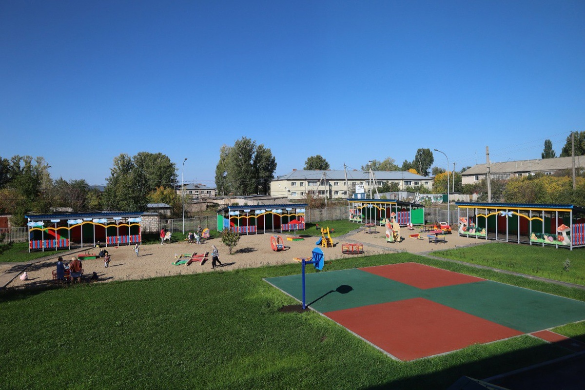    Решение жилищных вопросов - это лишь одно из направлений программы "Комплексное развитие сельских территорий". В 2024 году также реализуются мероприятия по благоустройству сёл. В этом году облагорожены территории около родника "Девятая Пятница" в с. Хворостянка, "Покровского сквера" в с. Большая Черниговка и в Парке искусств в с. Георгиевка, отремонтированы детские игровые и спортивные площадки в с. Красноармейское. Открыта новая лыжероллерная трасса "Тропа здоровья" протяжённостью 1,2 км на лыжно-биатлонном комплексе "Беркут" в Камышлинском районе. Теперь заниматься можно круглый год.