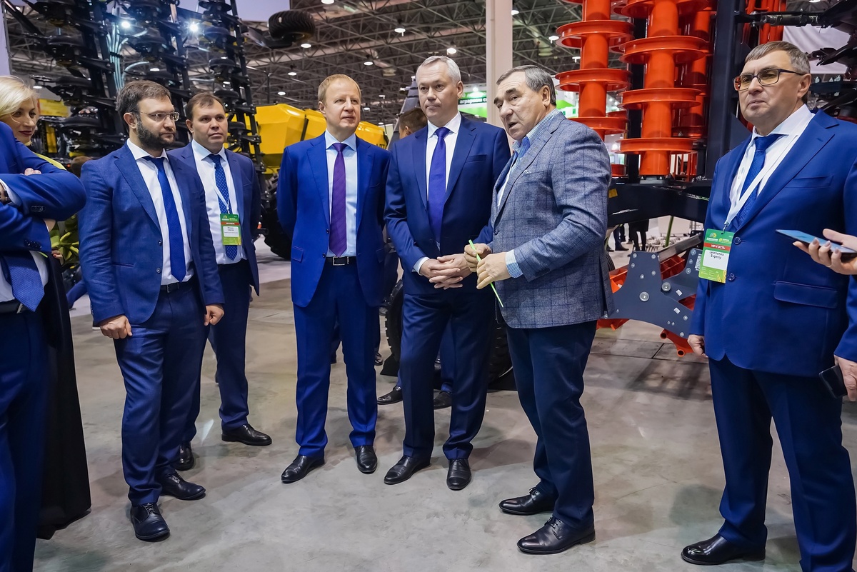 На Сибирской аграрной неделе с беспилотным комплексом «Соколово» ознакомились губернатор Андрей Травников и замминистра сельского хозяйства Максим Титов.