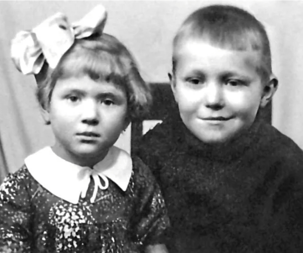 Единственная сохранившаяся детская фотография. Со старшим братом Виктором, которого потом забрала бабушка по линии отца. Фото из открытых источников