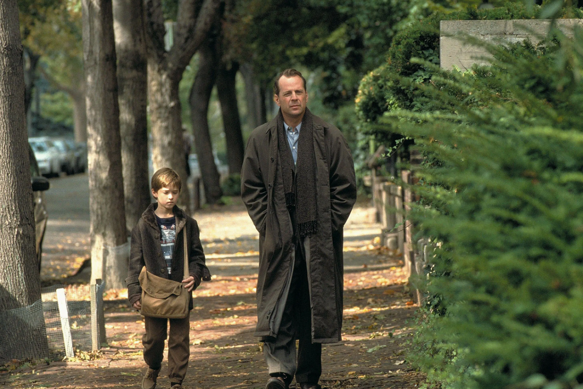 «Шестое чувство» заставляет задуматься о природе человеческой психики, о границах между жизнью и смертью, а также о важности взаимопонимания и поддержки близких.