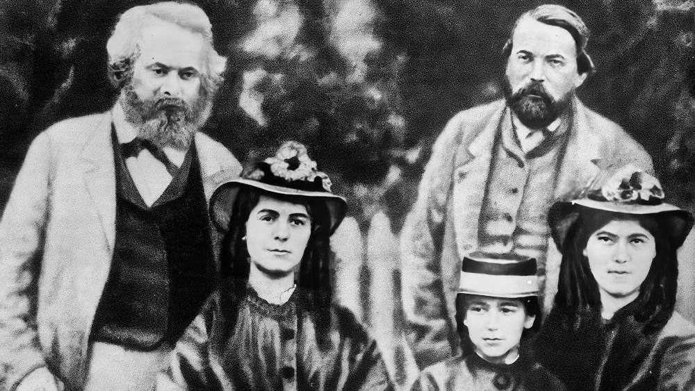 Карл Маркс с дочерьми Ладрой, Элеонорой и Женни (слева направо) и Фридрих Энгельс. Лондон, Великобритания. 1864 год.