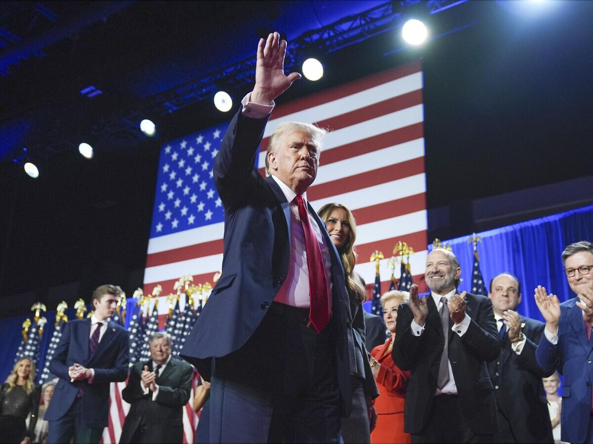    Дональд Трамп после выступления перед своими сторонниками в Уэст-Палм-Бич, штат Флорида© AP Photo / Evan Vucci