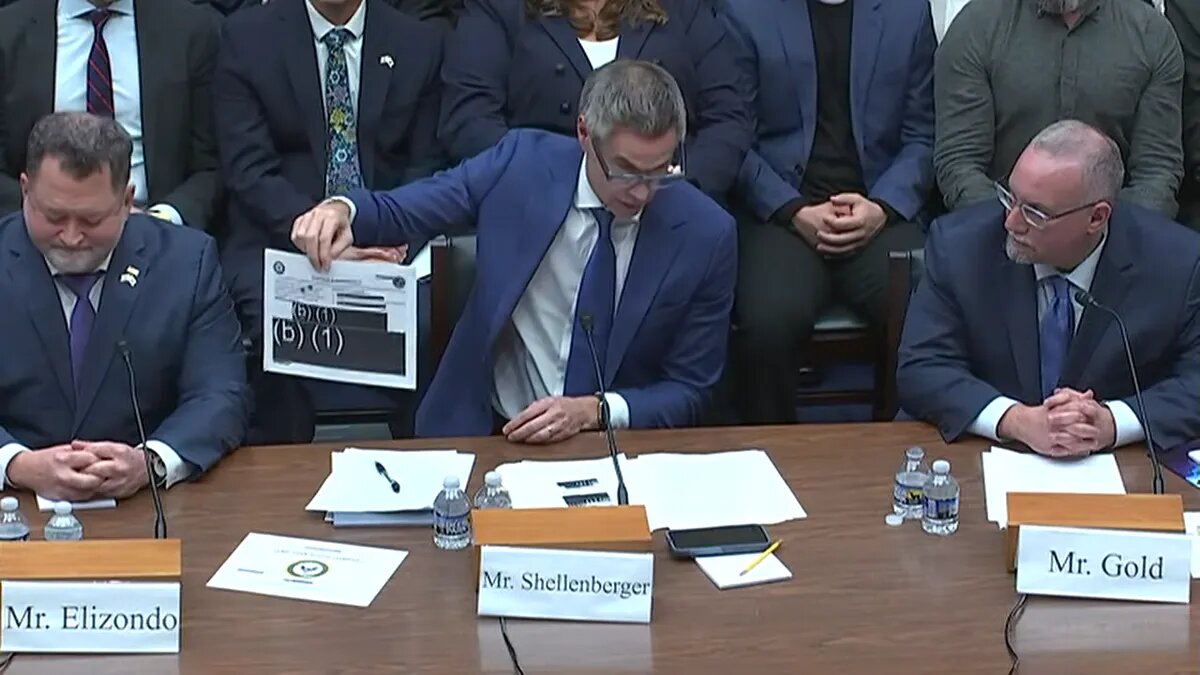 Майкл Шелленбергер, основатель издания Public, демонстрирует отредактированные отчеты во время слушания (черные прямоугольники — засекреченная информация), чтобы подчеркнуть необходимость повышения прозрачности в отношении наблюдений за НЛО / © iflscience.com