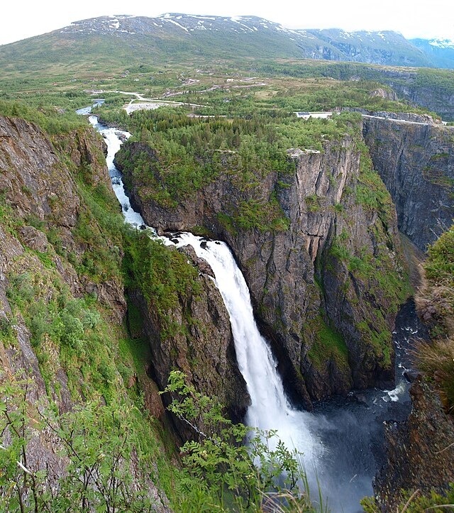https://upload.wikimedia.org/wikipedia/commons/thumb/6/60/Vøringsfossen%2C_mosaic.jpg/640px-Vøringsfossen%2C_mosaic.jpg