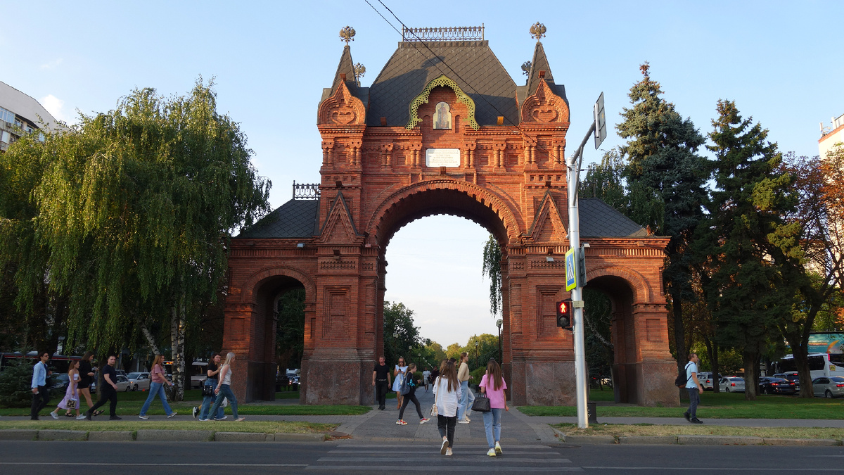 Восстановленная Александровская триумфальная арка.