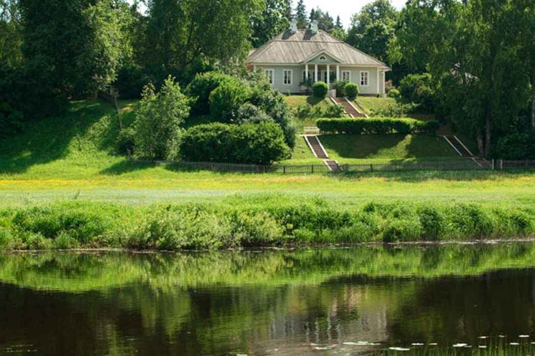Музей усадьба михайловское пушкинские горы. Село михайловское усадьба пушкина. Село михайловское музей-заповедник. Три села пушкина. Михайловское домик няни пушкина.