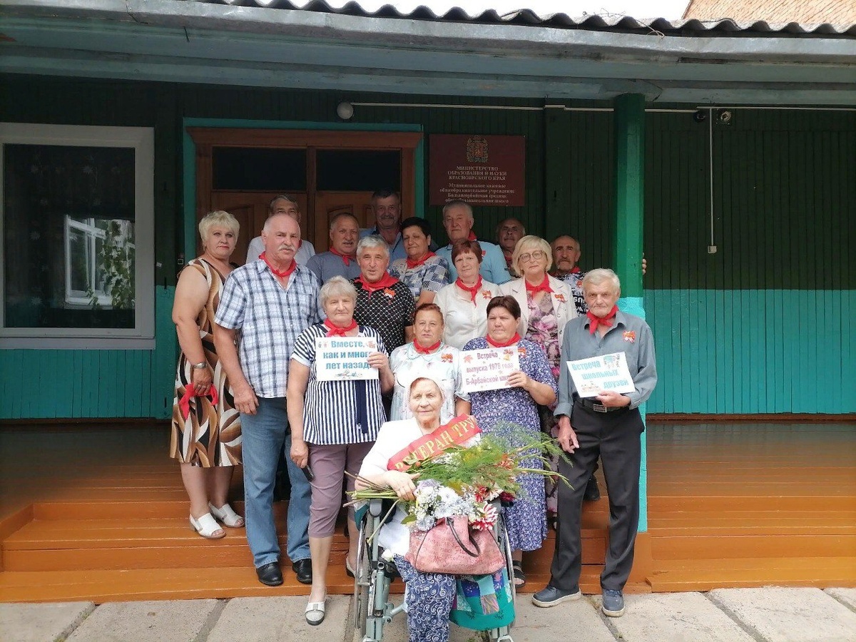 На фото на переднем плане Зинаида Ивановна Кононова. За ней в первом ряду (слева-направо): Валентина Кострова, Галина Новикова, Любовь Черноусова, Юрий Донякин. Во втором ряду: Виктор Курильчик, Леонид Мольник, Любовь Лунёва, Анна Давыденко. В третьем ряду: Татьяна Бужинская, Сергей Бедрицкий, Сергей Карчушкин, Валентин Перелыгин, Любовь Гореликова, Виктор Кононов, Иван Новиков, Алексей Лёвин. /Фото из архива Анны Давыденко