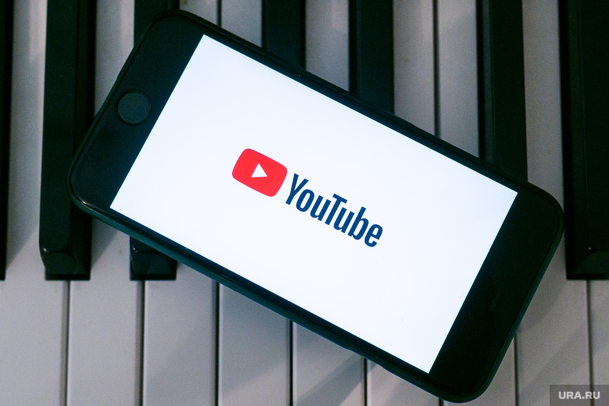 Согласно данным сайта по мониторингу блокировок, YouTube вновь доступен у всех сотовых операторов связи. Фото: Денис Моргунов © URA.RU