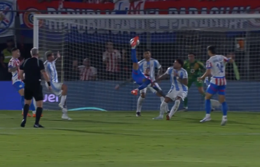 Антонио Санабрия забил аргентинцам ударом в падении через себя. Фото: Матч ТВ