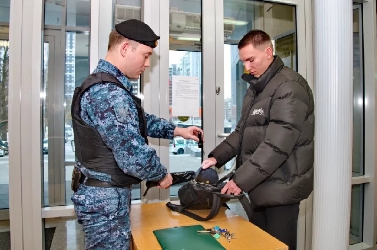    Заряженный газовый пистолет принёс должник из Удмуртии в отделение УФССП