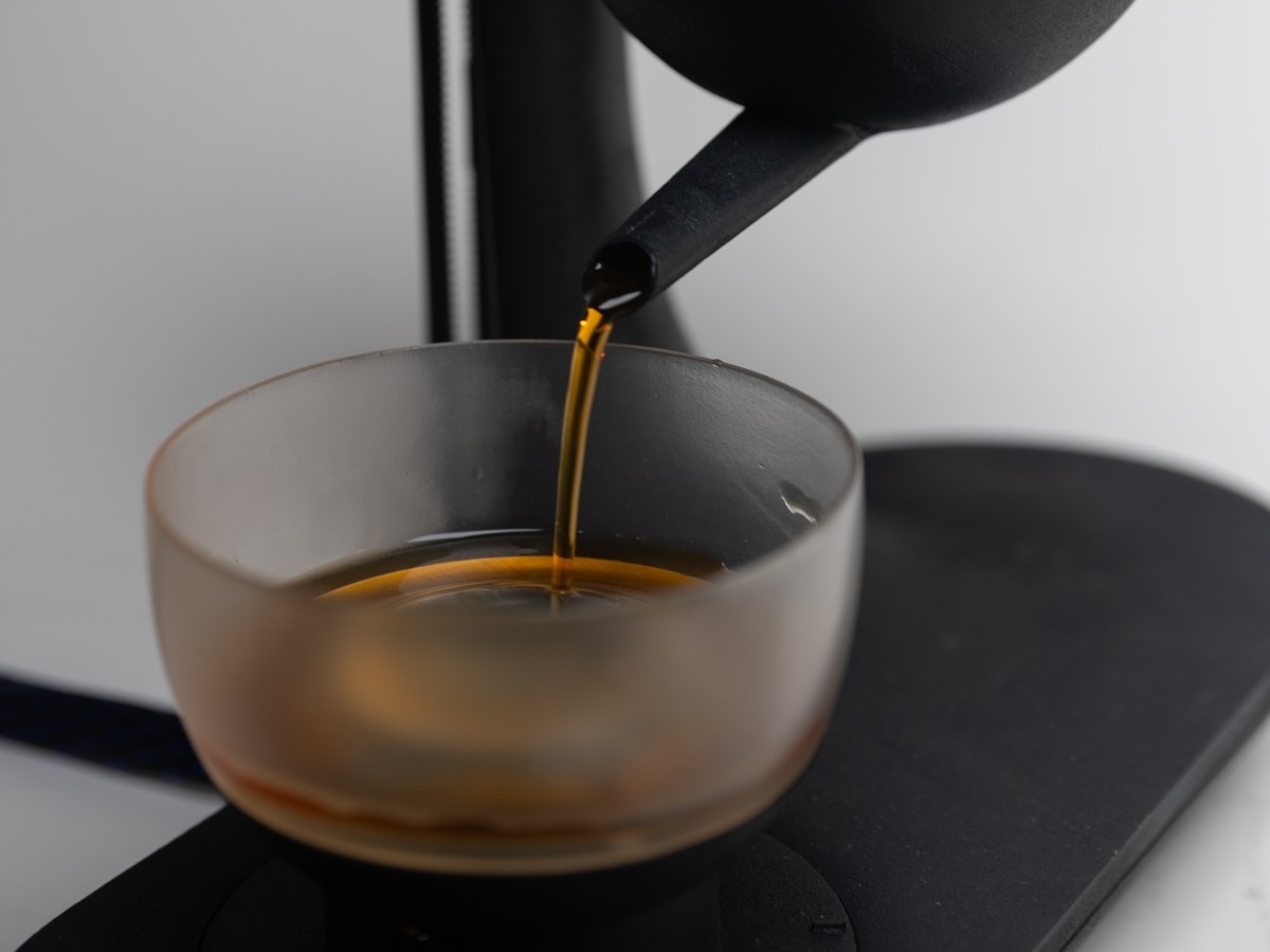    Умный чайник gpTea сам наполняет кружку и общается с человеком [ВИДЕО]