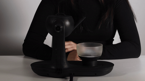    Умный чайник gpTea сам наполняет кружку и общается с человеком [ВИДЕО]