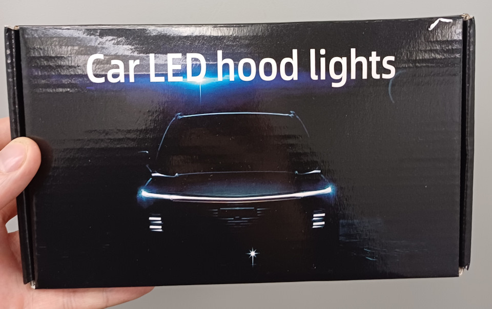 Модная глянцевая коробка как бы намекает, что ленту надо монтировать совсем не туда.