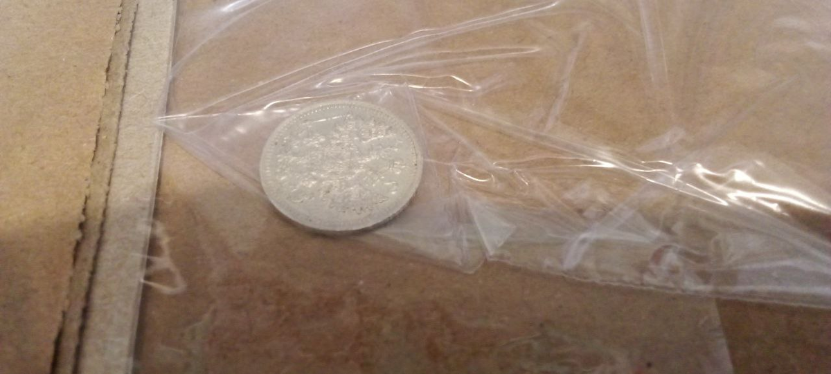 монета в пакете