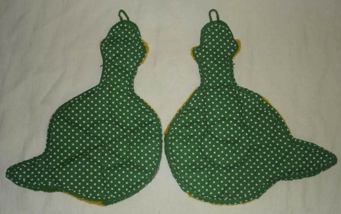 Курица прихватка из ткани. Прихватки в виде змеи. Прихватки из махровой ткани. Прихватки с аппликацией из фетра. Прихватки из ткани.