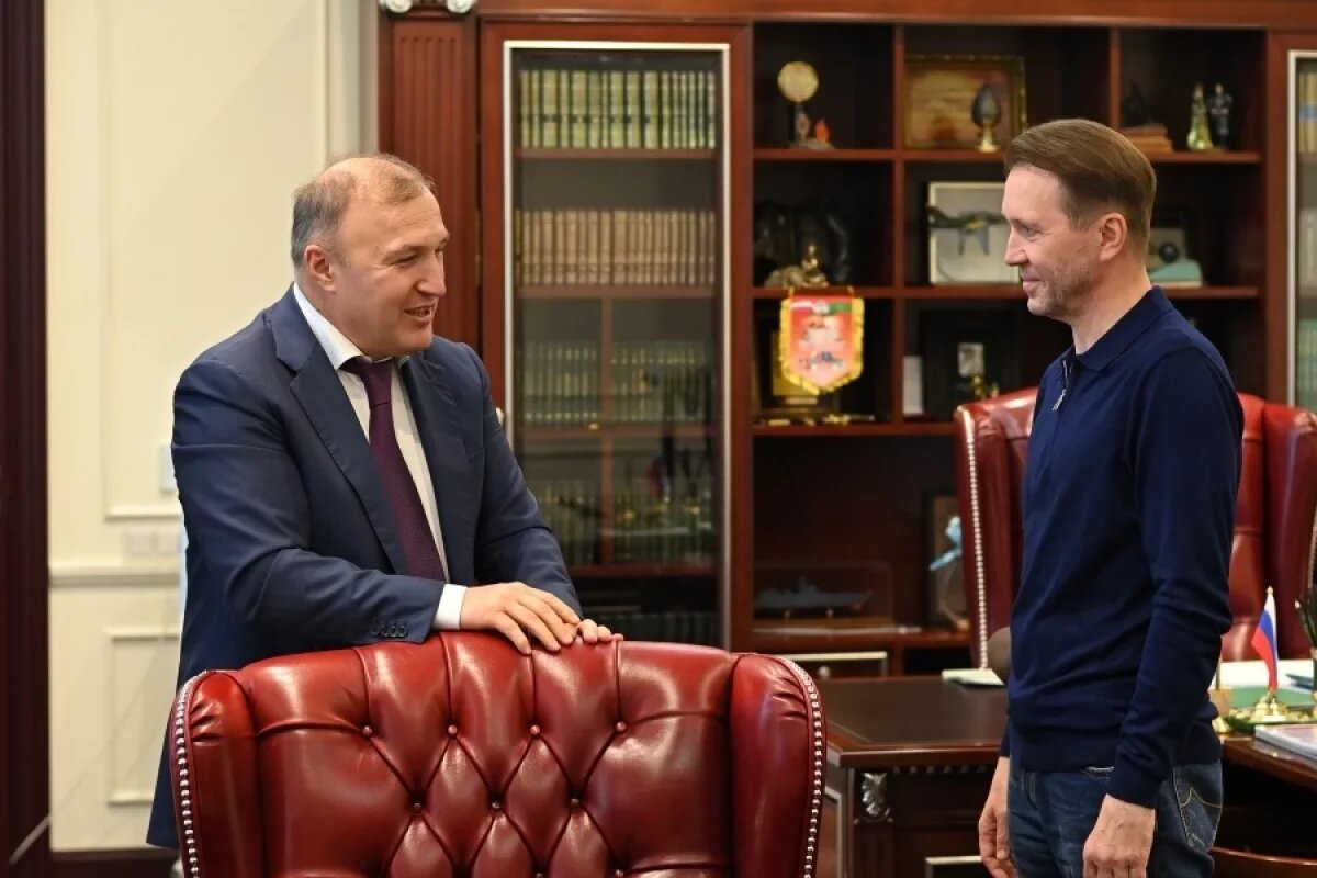    Мурат Кумпилов и Евгений Миронов обсудили новые творческие проекты в РА