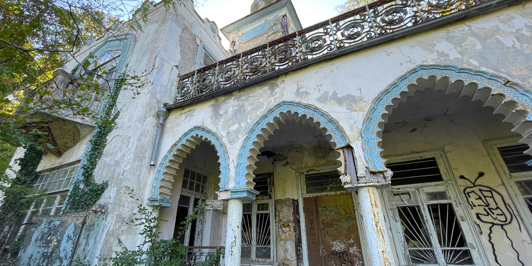 Голубой дворец-призрак в Крыму, спрятанный в зарослях Ялты. Когда-то принадлежал фабриканту, а сейчас все заброшено