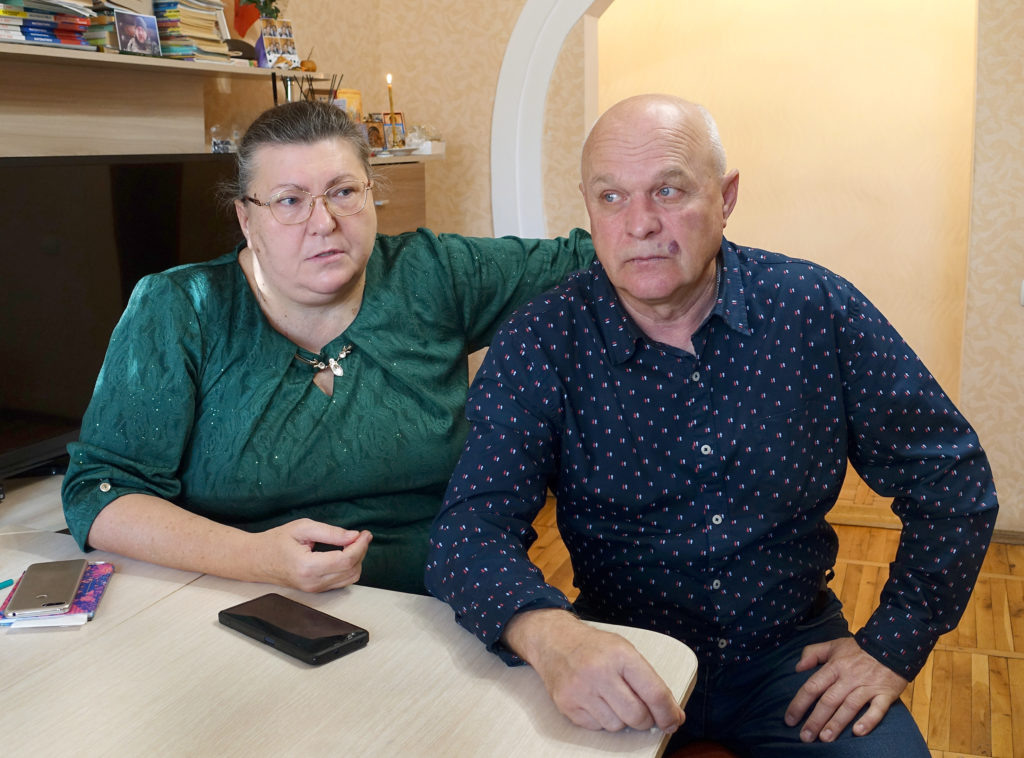     Родители с грустью рассказывают о своем сыне. Фото Архипа Ларченко. Олег Размоскин