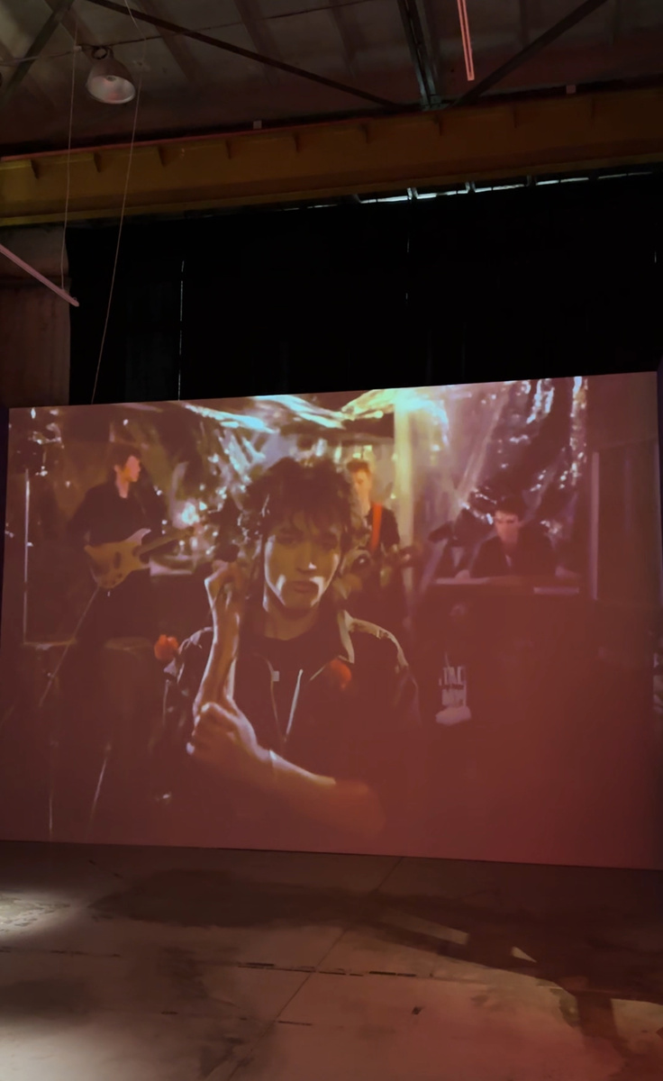 Экран с клипами группы Кино