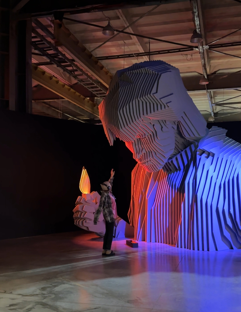 Огромная фигура-инсталяция Виктора Цоя при входе