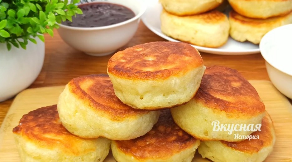 Когда Бабушка мне рассказала 3 секрета пышных оладьев, мои оладьи всегда стали получаться пышными.100% работающий способ.