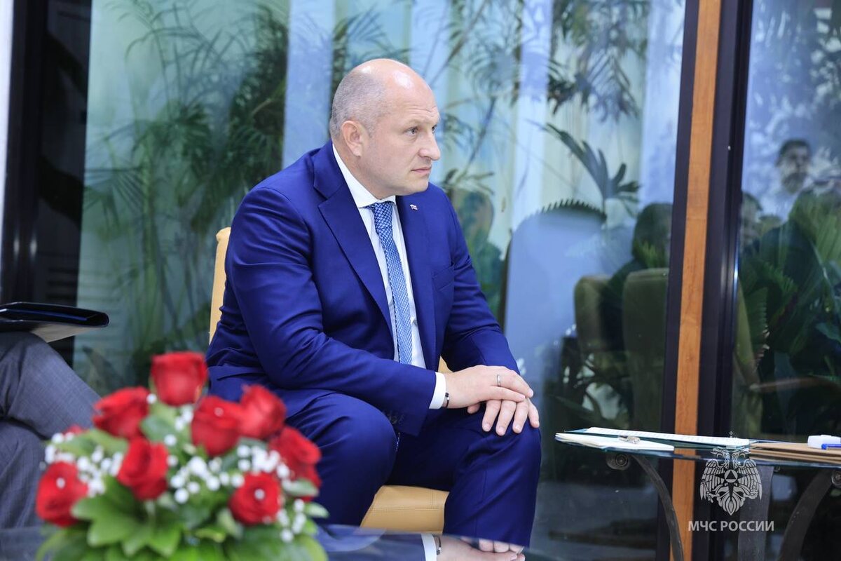 Александр Куренков обсудил взаимодействие чрезвычайных служб России и Кубы с Раулем Кастро 
Государства связывают многолетние, прочные отношения дружбы и сотрудничества. 

«И, конечно, история этих отношений неразрывно связана с Вашим именем. В России Вы известны как большой друг нашей страны», - сказал Министр. 

 МЧС России всегда будет стремиться к укреплению и плодотворному развитию взаимодействия чрезвычайных ведомств. Александр Куренков поделился с генералом армии результатами работы российской делегации в Гаване, эффективностью Регионального российско-кубинского центра. 

«Знаем про ураганы, прошедшие недавно по территории Кубы. С большим сочувствием относимся ко всем бедам, с которыми сталкивается братский кубинский народ. Уже сейчас мы привезли гуманитарные грузы, которые особенно востребованы при чрезвычайных ситуациях. Это фильтры для воды, санитарные сумки, продукты питания и медикаменты. Будем и дальше наращивать объемы помощи. Мы оцениваем взаимодействие с кубинской стороной как перспективное и долгосрочное, отвечающее стратегическим интересам наших стран», - отметил глава МЧС России Александр Куренков.
