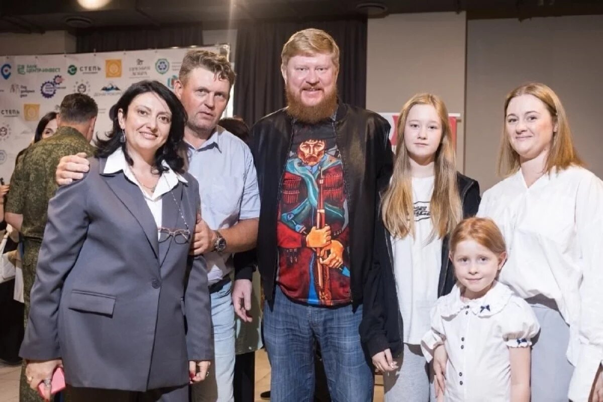    «День рождения Героя»: родители и Гагарин - кумиры для молодежи Ростова