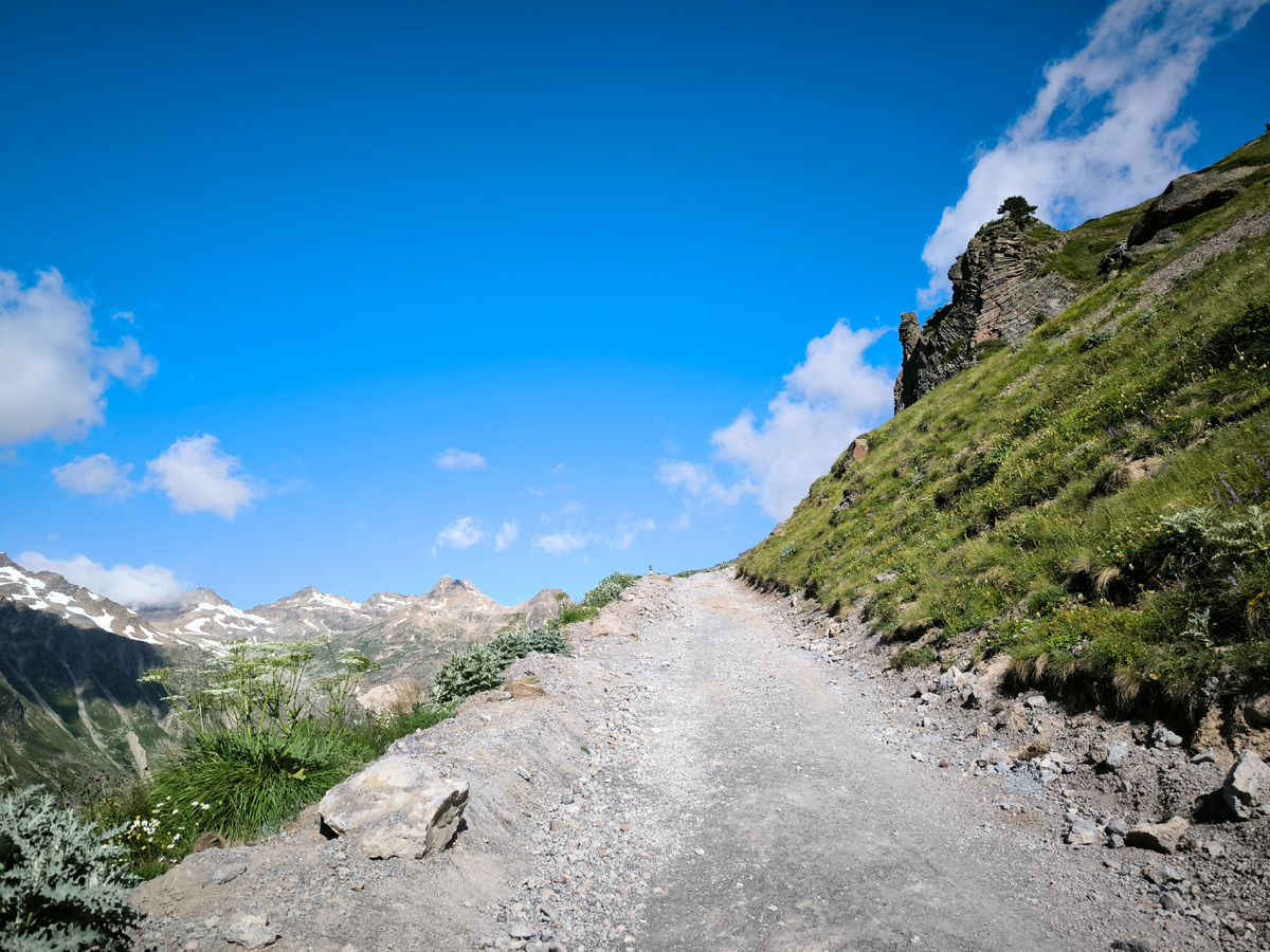 Июль 2024г. Один из относительно крутых участков дороги. 