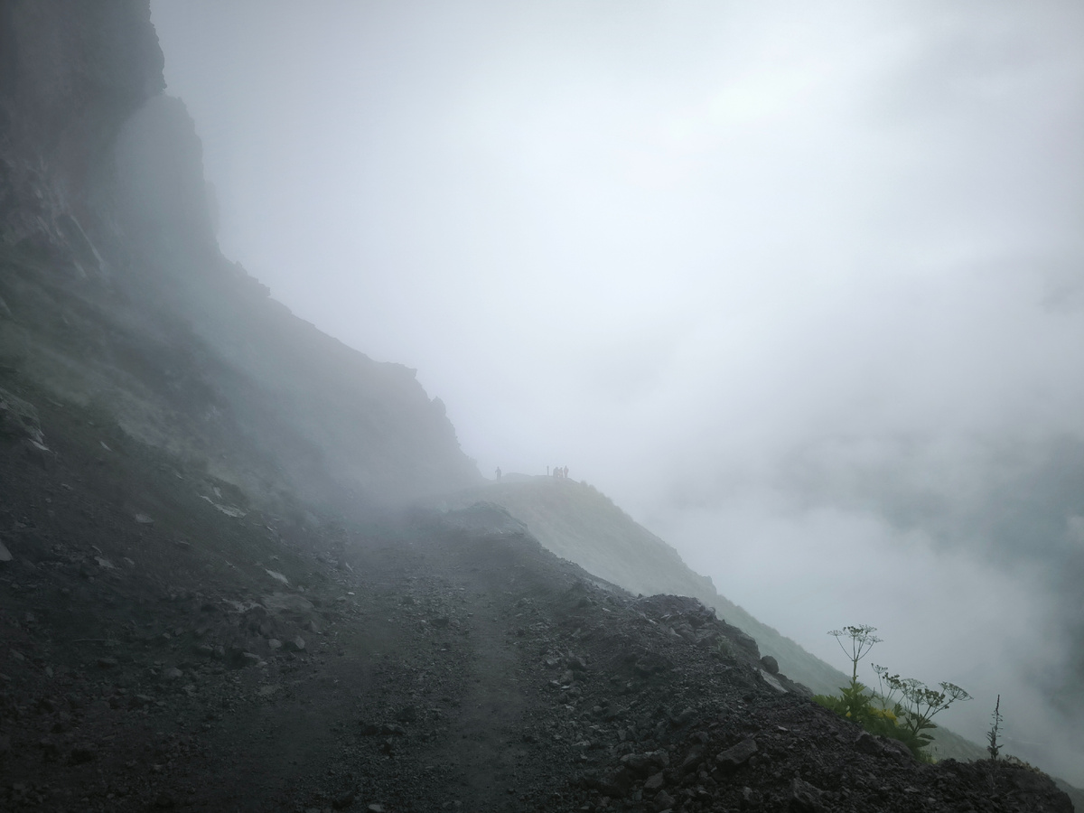 Июль 2024. Даже в морось и туман на этой дороге может быть очень красиво. Фото с руки на бегу.