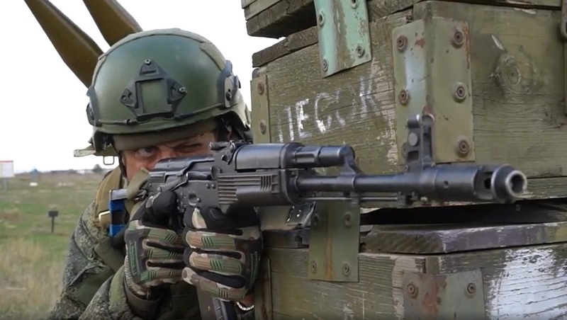    Военнослужащие учатся занимать огневые позиции и прицеливаться Фото: ЮВО / / Кадр из видео
