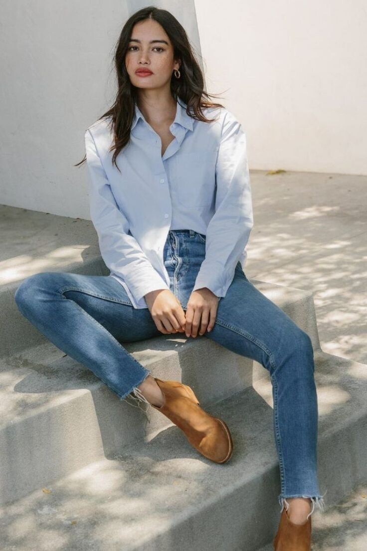 Заправлен один край рубашки. Стилистический прием. 
