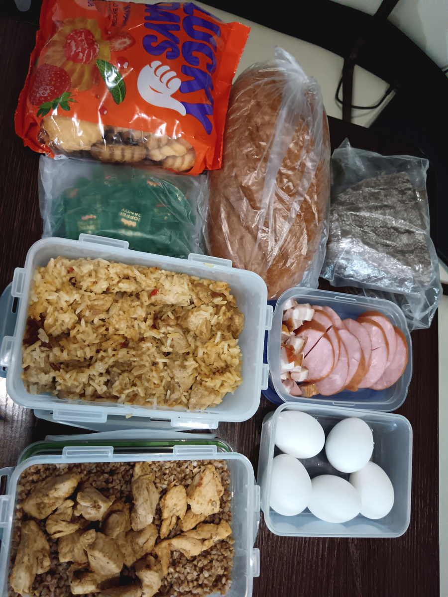 В этот раз чуть меньше. Очень хотела подарить ещё блинчики, но ненашла в себе силы.