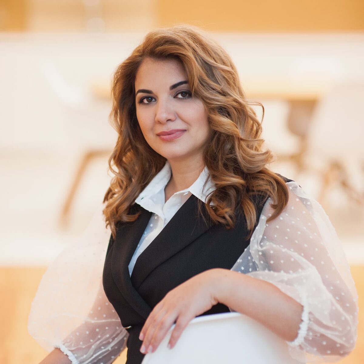 Меня зовут Лала Ризаева и я - руководитель бюро переводов АкЙорт!