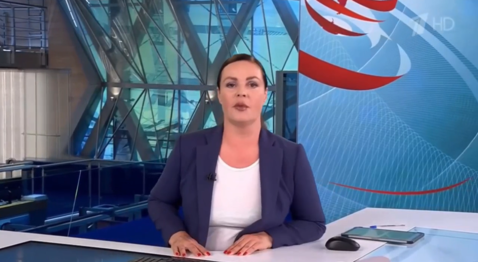    Под телеведущей Первого канала Екатериной Андреевой сломался стул. Источник: Кадр из видео