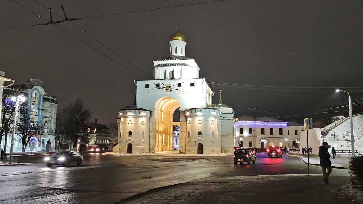Когда-то с двух сторон к Золотым Воротам подступали земляные валы