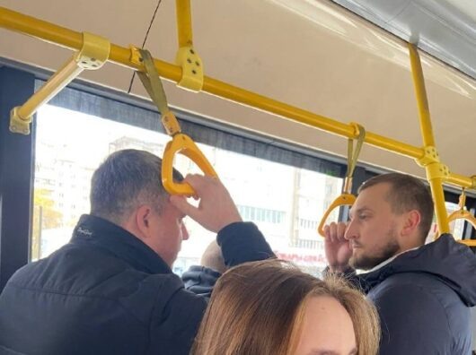    Сергей Орлов и Станислав Марченко прокатились на автобусе №45 // фото: телеграм-канал Сергея Орлова