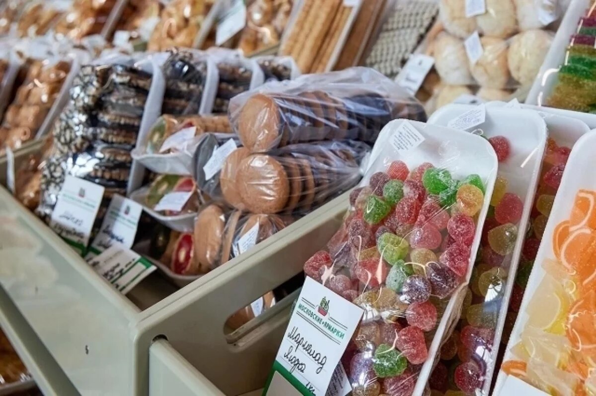    Участники ярмарок Москвы отправляют бойцам СВО консервы, овощи и фрукты