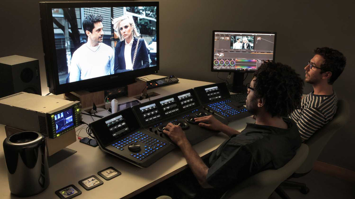 Момент наложения музыки на видеоряд в студии