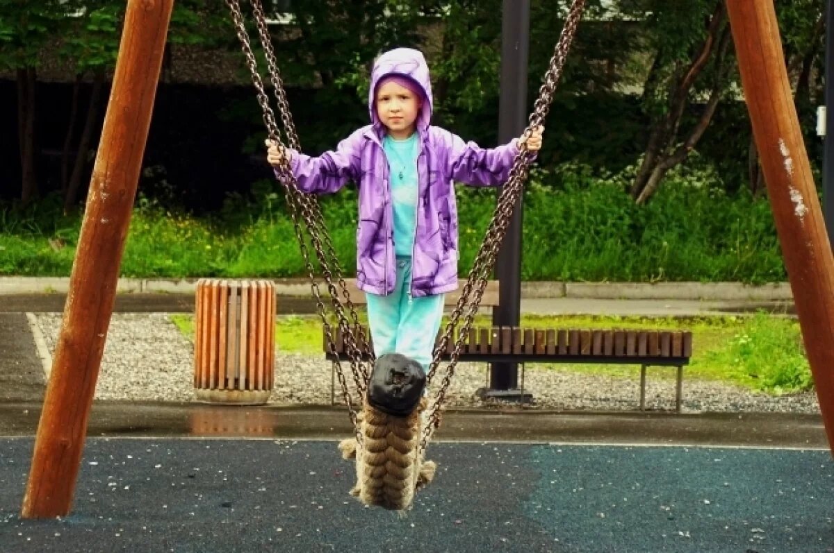    В Мурманске на детской площадке демонтировали опасные элементы арматуры