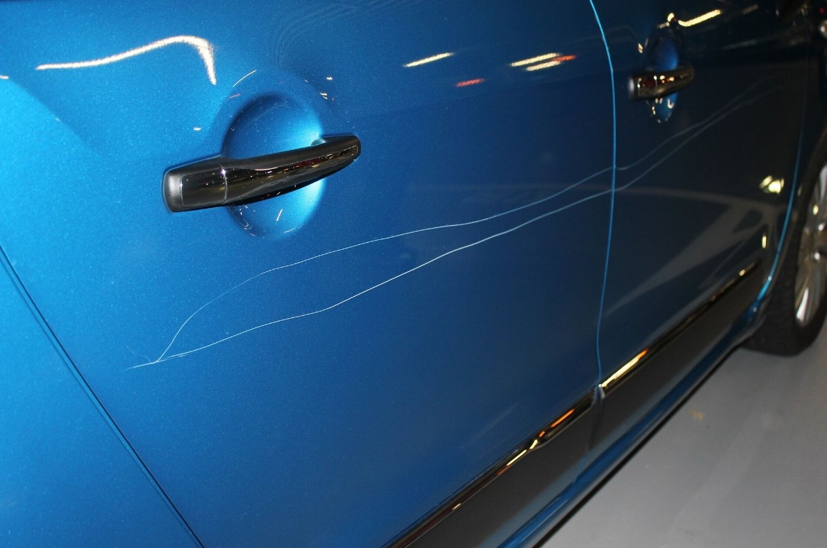 глубокие, равномерные, до грунта царапины по кузову