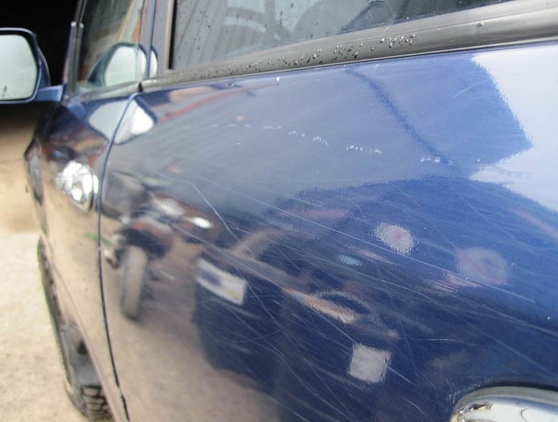 множественные, неравномерные и неглубогие потертости лака